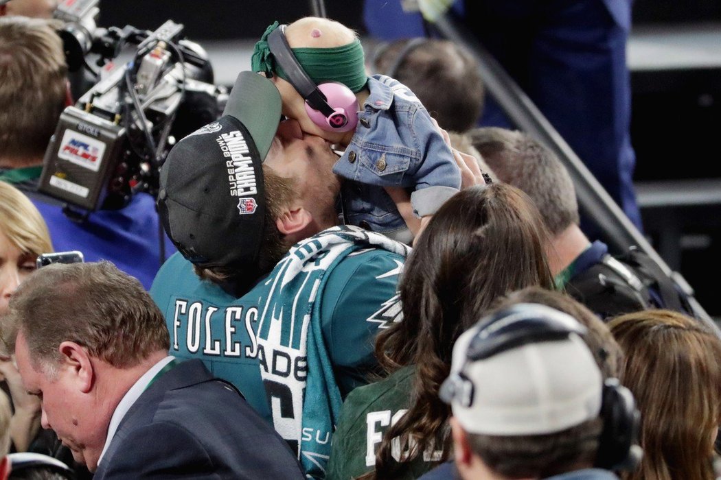 Nick Foles se raduje z výhry v Super Bowlu se svým synkem