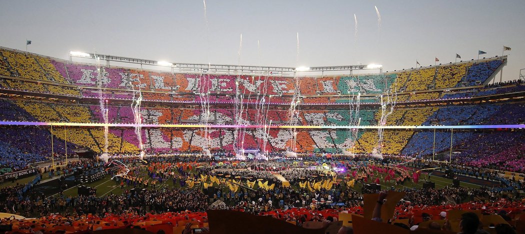 Věříme v lásku. Coldplay předvedli na Super Bowlu úžasnou show, kterou fanoušci doprovodili choreem