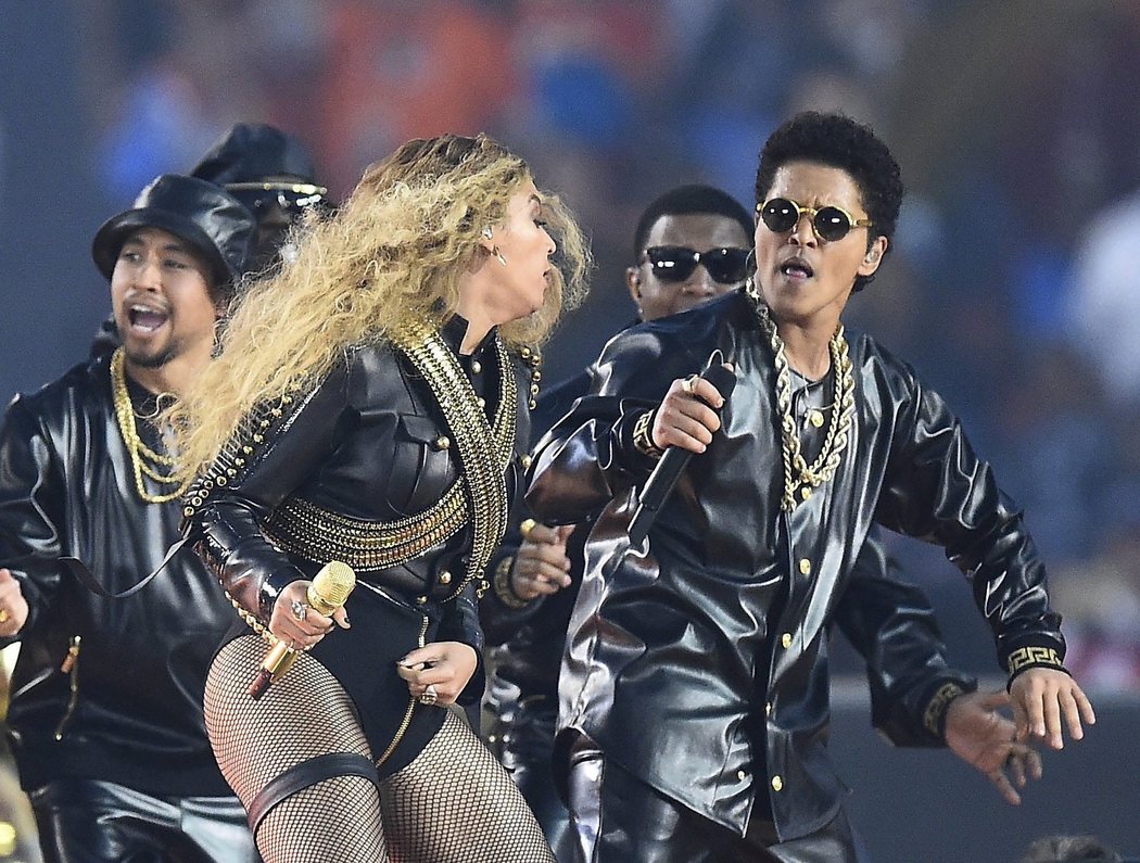 Bruno Mars zvolil pro svůj kostým pro Super Bowl kůži a zlaté doplňky. Beyoncé to slušelo více