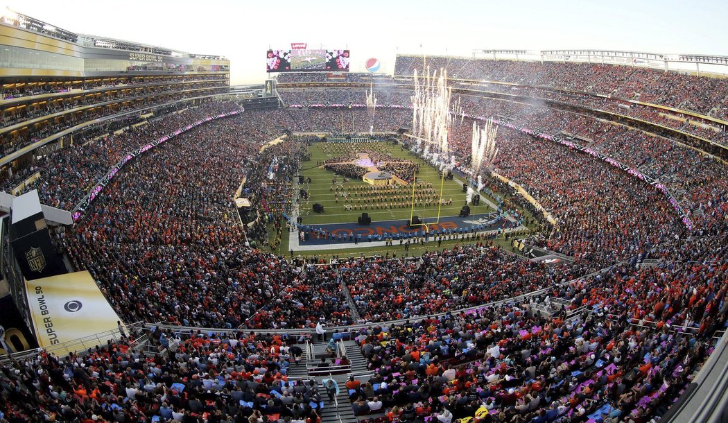 Krásný pohled na Levi&#39;s Stadium, kde právě probíhá přestávkový program