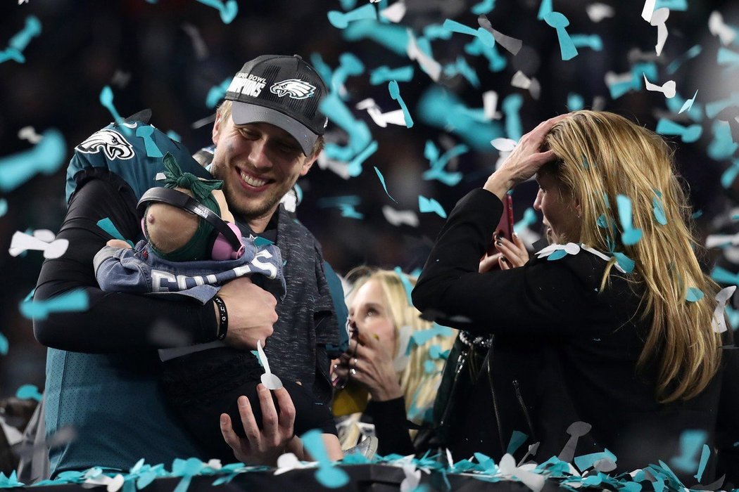 Quarterback Nick Foles po většinu sezony jen vysedával na lavičce Philadelphie, jenže v prosinci musel zaskočit za zraněného Carsona Wentze a klíčovou pasáž sezony zvládl na jedničku.