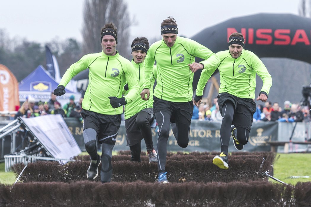 Žokejové Patrick Boekhout, Jakub Spáčil, Michal Mikšovský a Jan Odložil si vyzkoušeli Taxis Gladiator Race bez koní