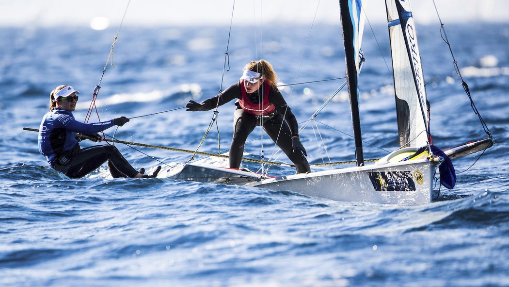 Kormidelnice Dominika Vaďurová (24) a kosatnice Sára Tkadlecová (18) utvořily posádku jachtařské třídy 49er FX. Plán mají neskromný, vyjet si účast na olympijských hrách v Tokiu v roce 2020. 
