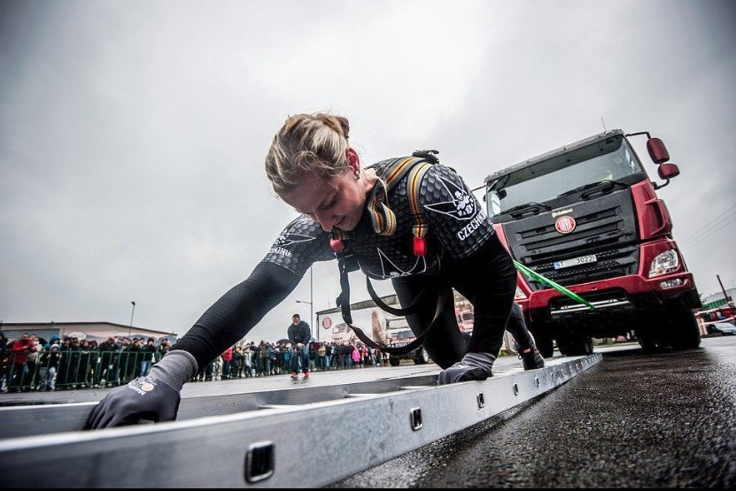 Česká nadpraporčice Lenka Ferenčuková se věnuje stejnému sportu jako akční hrdina – bodybuildingu. A dostala se i na slavnou Olympii! 