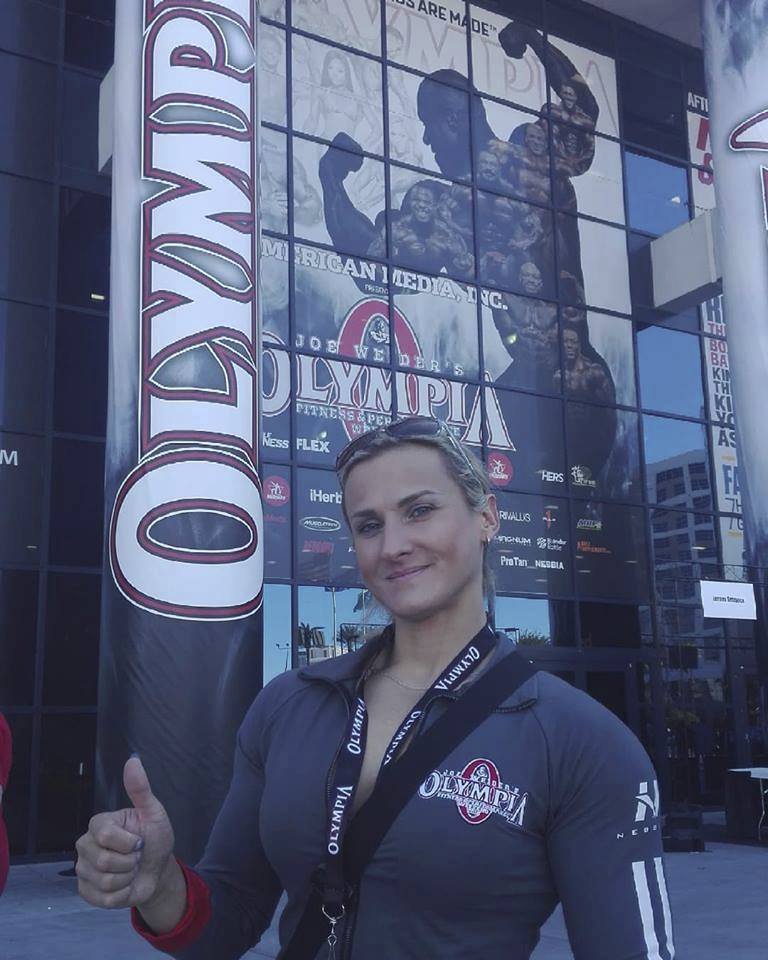 Česká nadpraporčice Lenka Ferenčuková se věnuje stejnému sportu jako akční hrdina – bodybuildingu. A dostala se i na slavnou Olympii! 