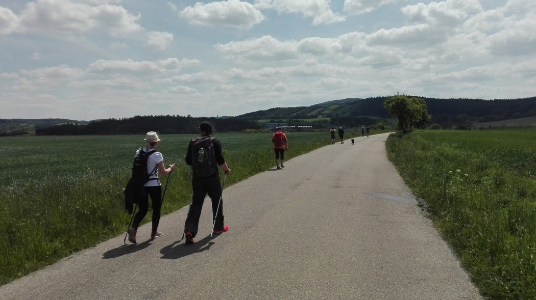 Pochod z Prahy do Prčic. Na 70 kilometrech najdete přátele i puchýře. A v cíli za odměnu dostanete plastovou botičku.