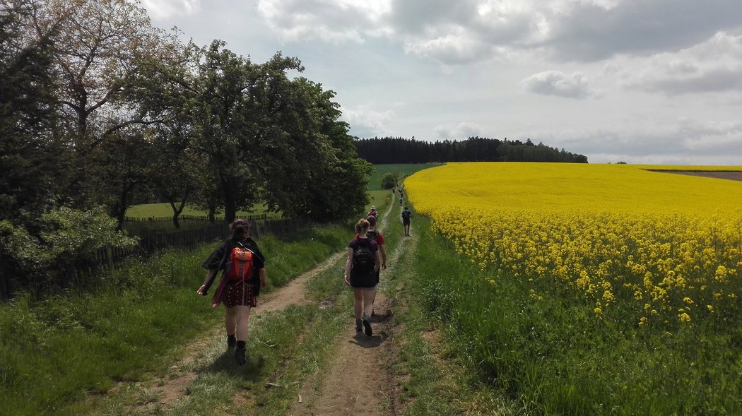 Pochod z Prahy do Prčic. Na 70 kilometrech najdete přátele i puchýře. A v cíli za odměnu dostanete plastovou botičku.