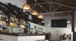 Interiér restaurace Martina Růžičky připomíná řeckou tavernu
