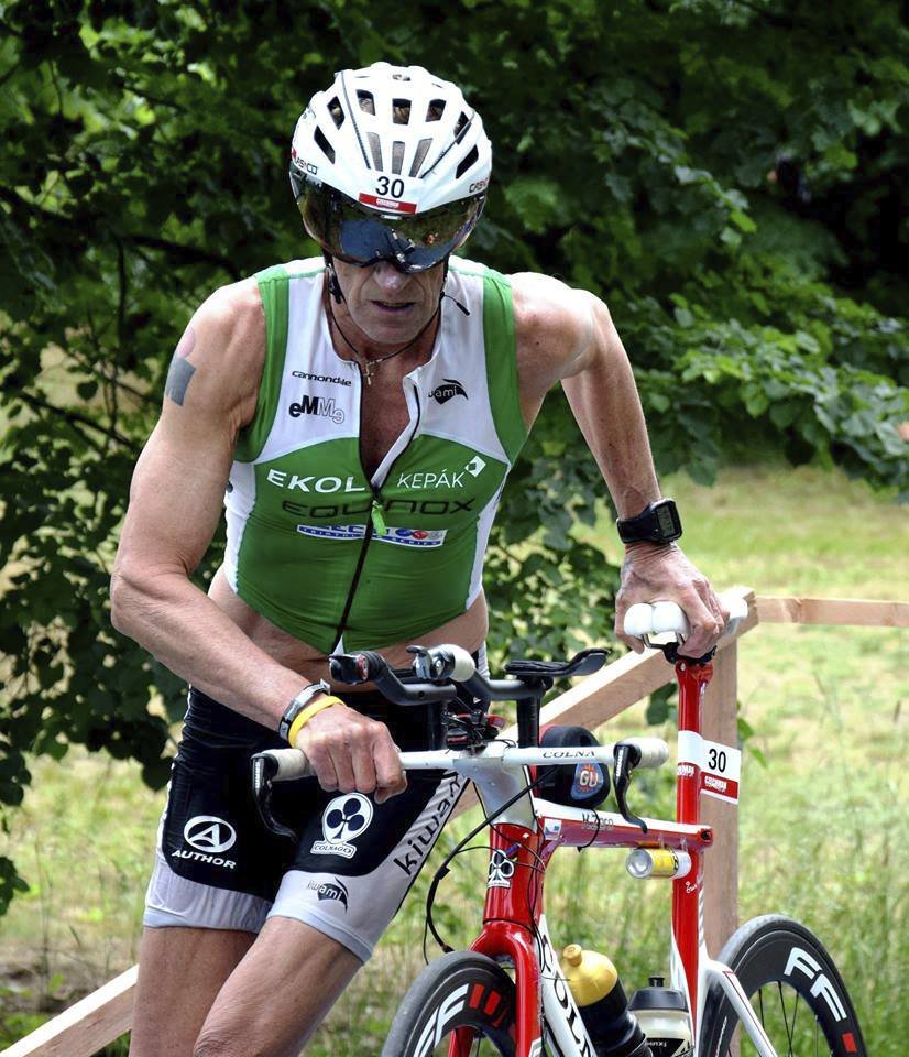 Také letos má Miloslav Bayer za sebou skvělou sezonu. Stal se mistrem světa ve středním triatlonu (seriál CHALLENGE) a vítězem českého poháru v dlouhém triatlonu