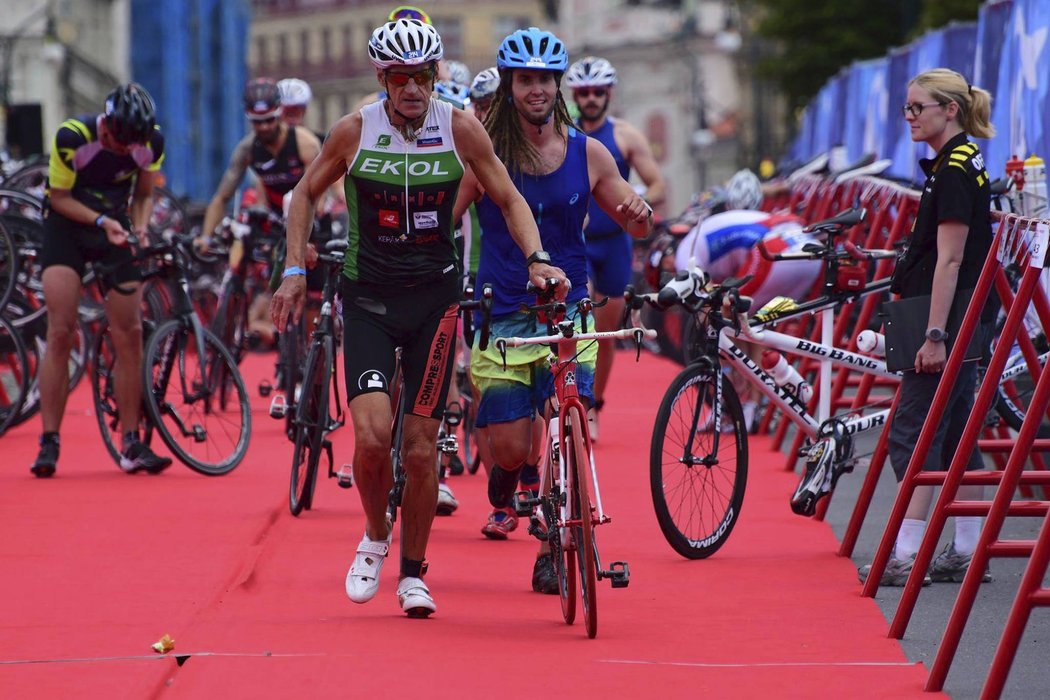 Miloslav Bayer v minulosti jezdil závodně na kole a hrál tenis, jakmile se ale počátkem 80. let objevil na scéně triatlon, propadl mu.