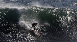 VIDEO: Českými mistry v surfu se ve Francii stali Smička a Řehulková