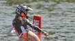 Vedoucí závodnice MS Martina Bravencová na brněnské přehradě předvedla, jak se jezdí na motorovém surfu