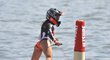 Vedoucí závodnice MS Martina Bravencová na brněnské přehradě předvedla, jak se jezdí na motorovém surfu