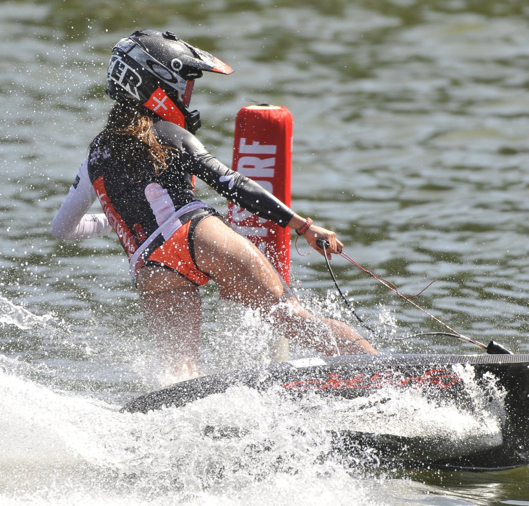 Vedoucí závodnice MS Martina Bravencová na brněnské přehradě předvedla, jak se jezdí na motorovém surfu