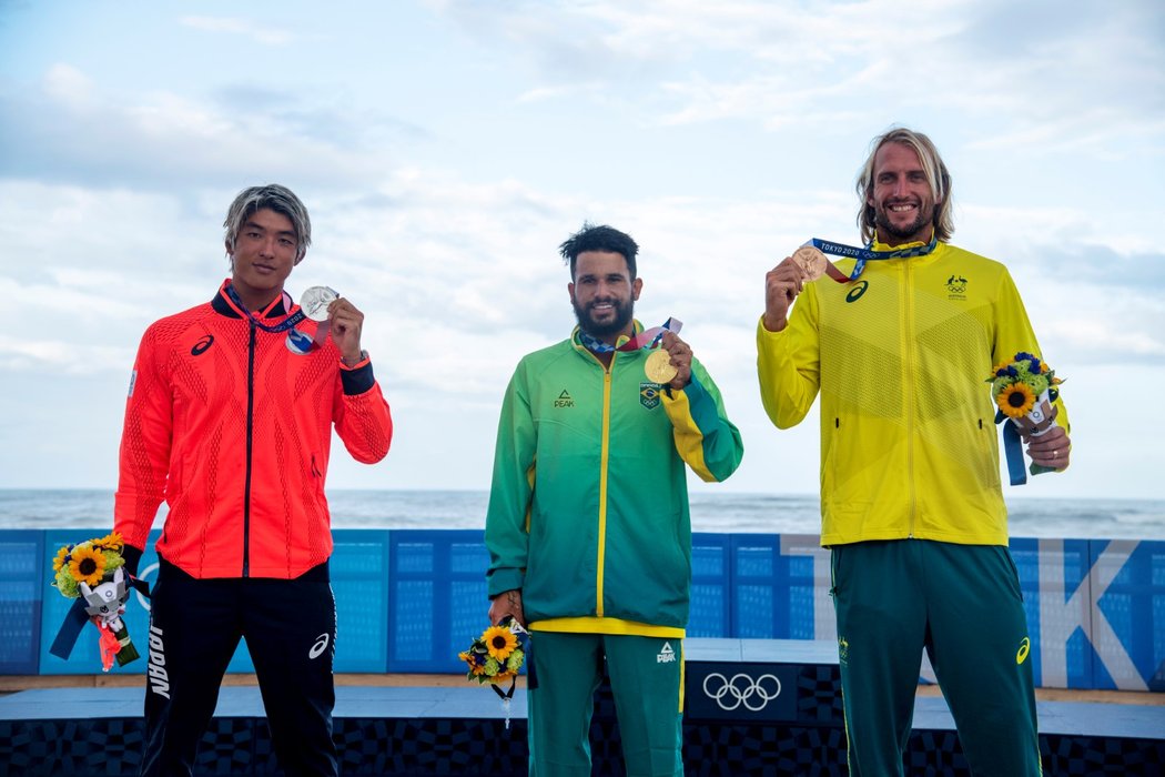 Medailisté surfingu: zleva stříbrný Japonec Kanoa Igaraši, uprostřed zlatý Brazilec Italo Ferreira a vpravo bronzový Australan Owen Wright