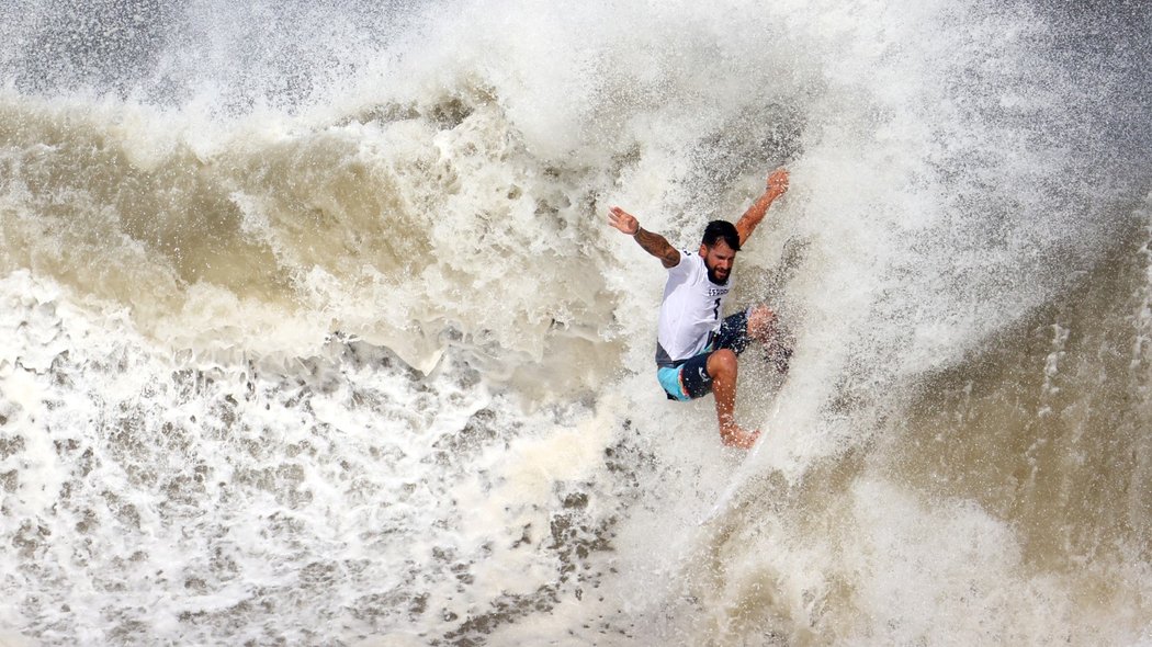 Italo Ferreira ve vlnách během soutěže surfařů