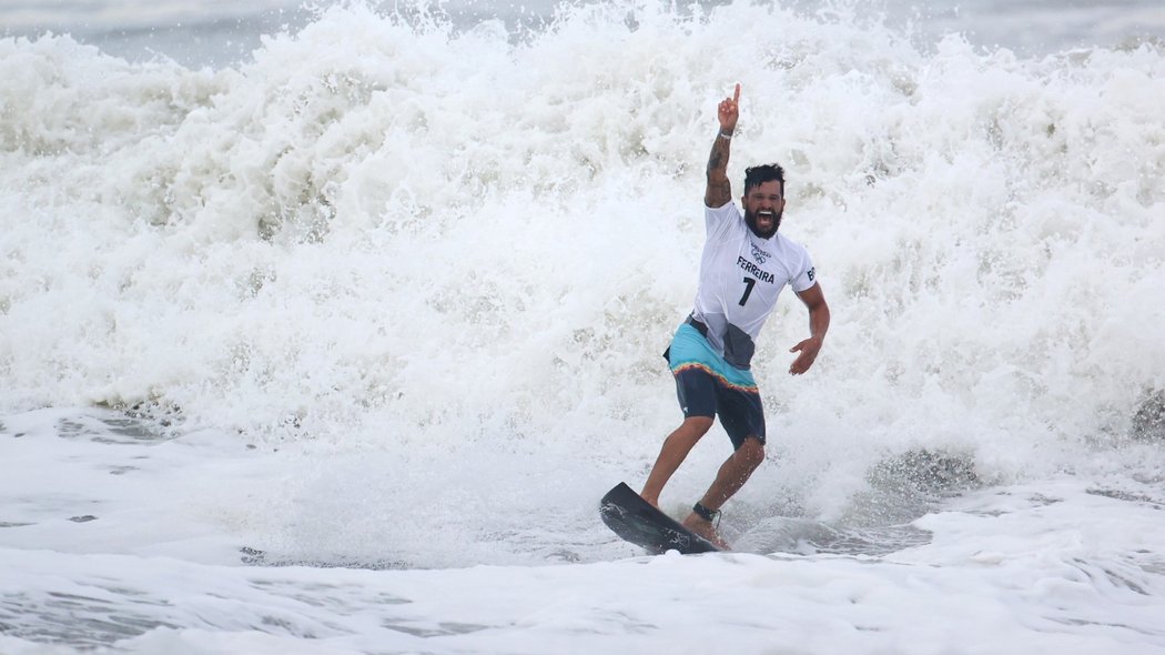 Italo Ferreira ve vlnách během soutěže surfařů