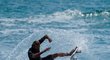 Úžasný comeback australského surfaře. Owen Wright se učil znovu chodi, ale dostal dostal se na olympiádu