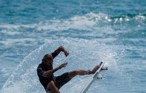 Úžasný comeback australského surfaře. Owen Wright se učil znovu chodi, ale dostal dostal se na olympiádu