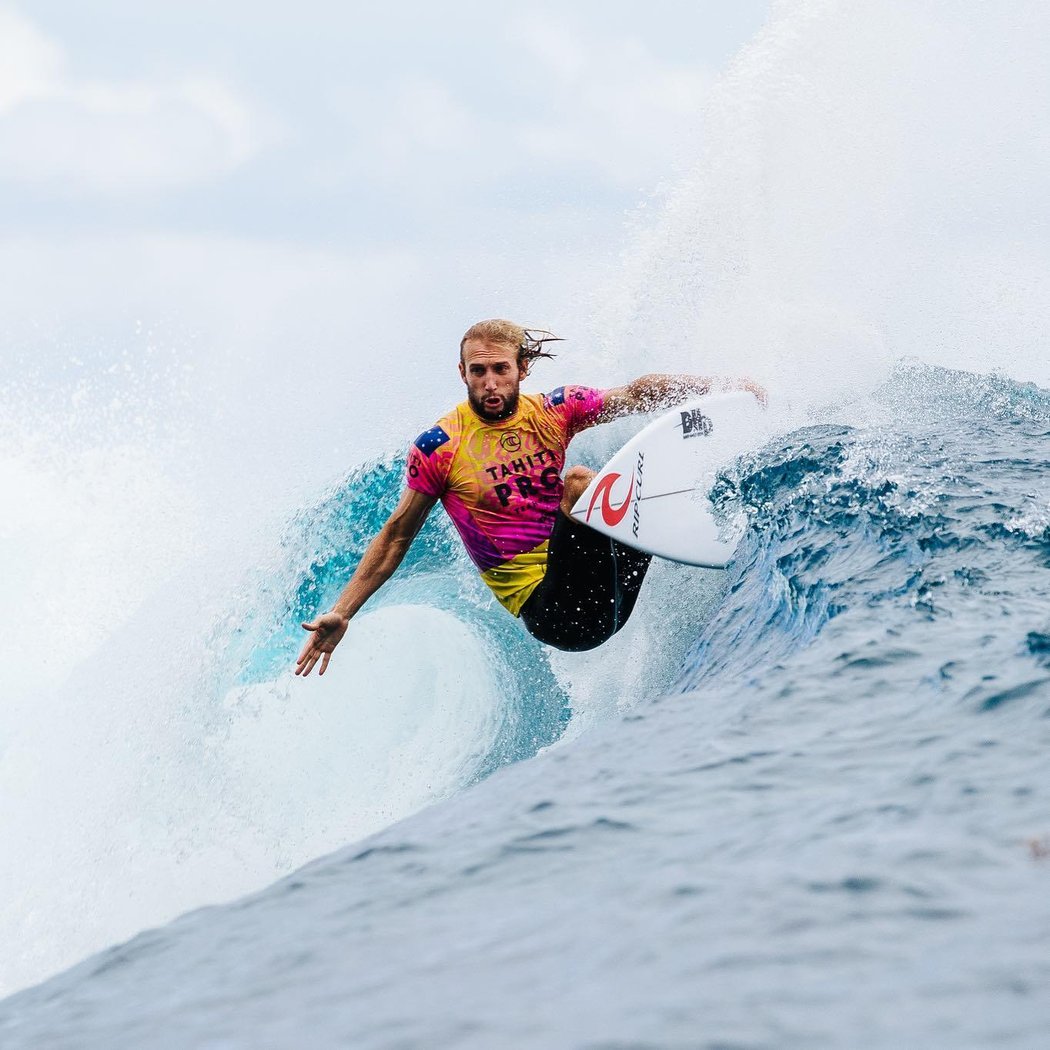 Úžasný comeback australského surfaře. Owen Wright se učil znovu chodi, ale dostal dostal se na olympiádu