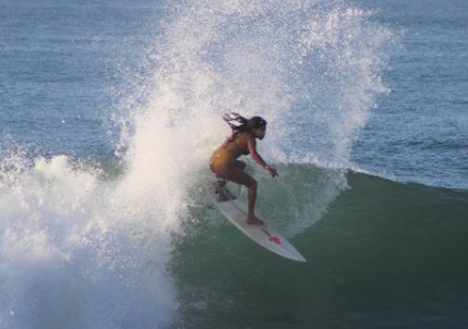 Katherine Diazová se olympijské premiéry surfingu nedočká, při tréninku ji zasáhl blesk