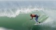 Surfař Kelly Slater řádí ve vlnách podobně jako Jaromír Jágr na ledě