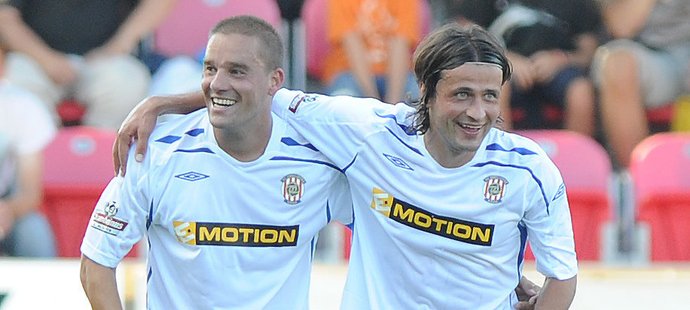 Petr Švancara a Pavel Zavadil se radují z gólu Zbrojovky (ilustrační foto)