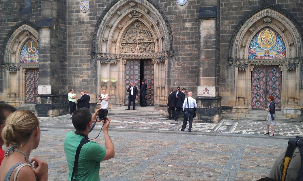 Před bazilikou sv. Petra a Pavla na Vyšehradě stojí bodyguardi, jinak je na místě hodinu před svatbou stále klid.