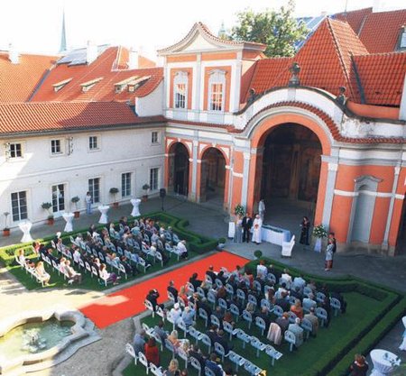 Při obřadu v Ledeburských zahradách vysvitlo novomanželům sluníčko