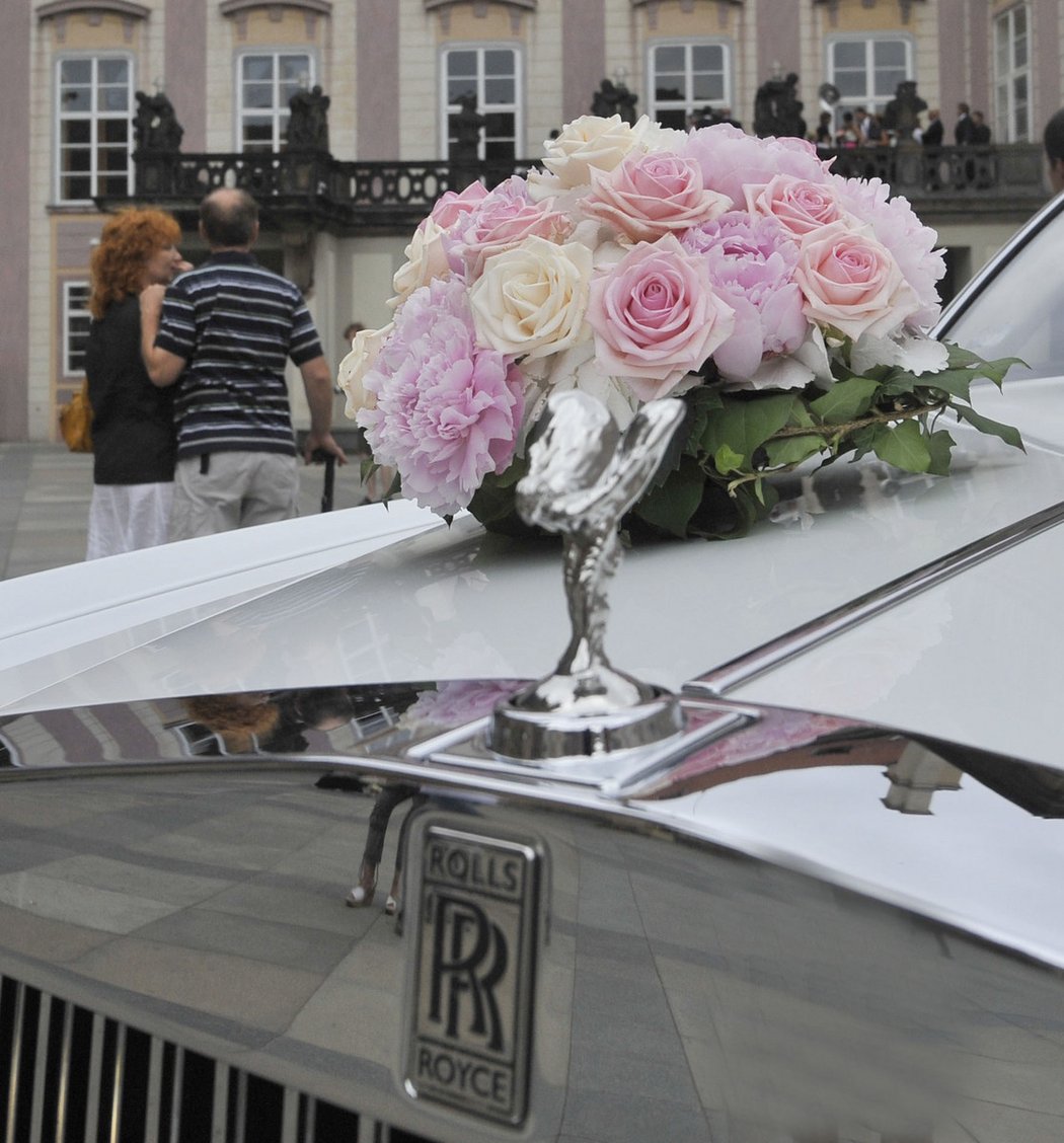 Luxusní Royce-Rolls ve kterém přijela nevěsta.