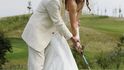 První lekce golfu v roli manžela Petra Svěceného.