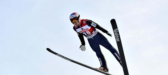 Skokan na lyžích Vojtěch Štursa se při závodu SP v Klingenthalu vyrovnal i s pádem a nakonec bral 28. místo.