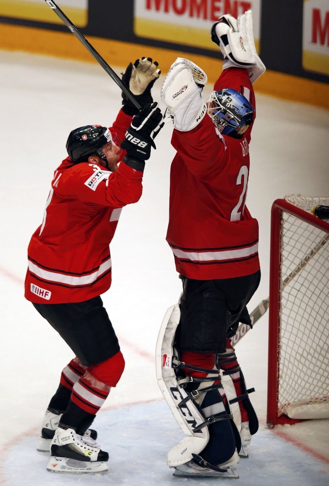 Brankář Reto Berra nepustil jediný gól a tak se po semifinále s USA zaslouženě radoval. Stejně jako všichni jeho spoluhráči!