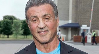 Říkali mu, že skončí na křesle, stal se legendou. Stallone radí do života