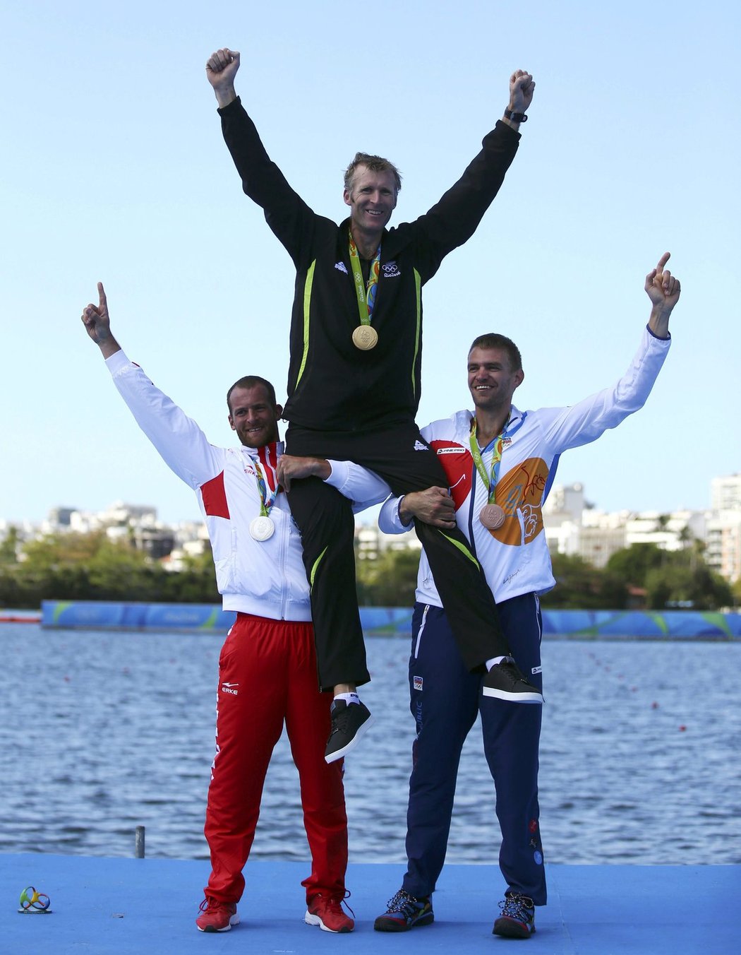 Legendární Mahé Drysdale se raduje na ramenou svých soupeřů ze zlaté olympijské medaile 