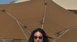 Tamara Ecclestone na floridském sluníčku ukazuje svůj bujný hrudník