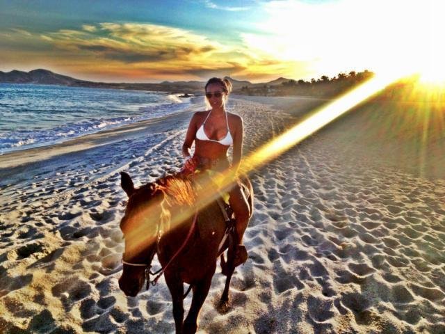 Tamara Ecclestone na hřbetě koně při romantickém pobytu v Mexiku