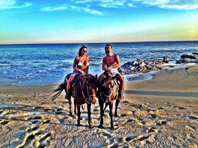 Romantika v Mexiku.  Tamara Ecclestone se snoubencem Jay Rutlandem na koních u moře v Mexiku
