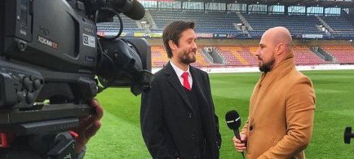 Reportér O2 TV Sport David Sobišek před kamerou s Tomášem Rosickým