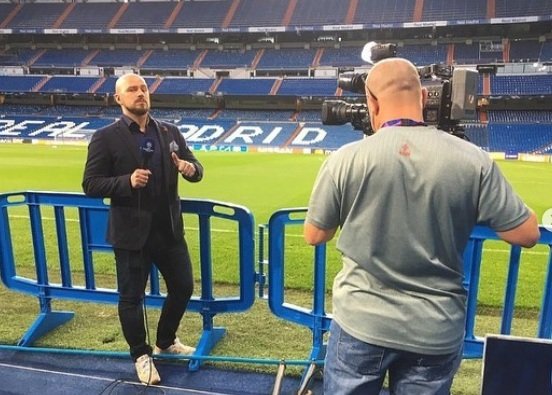 Reportér O2 TV Sport David Sobišek při zápase Plzně na Realu Madrid