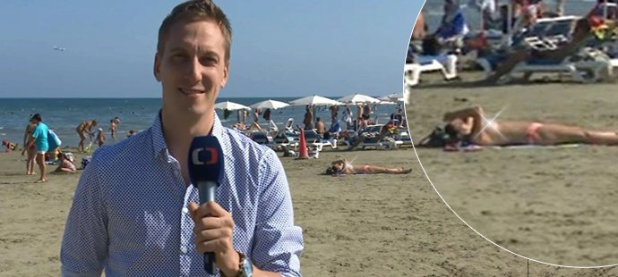 Usměvavý reportér ČT Štěpán možná netušil, že za ním se opaluje slečna nahoře bez...