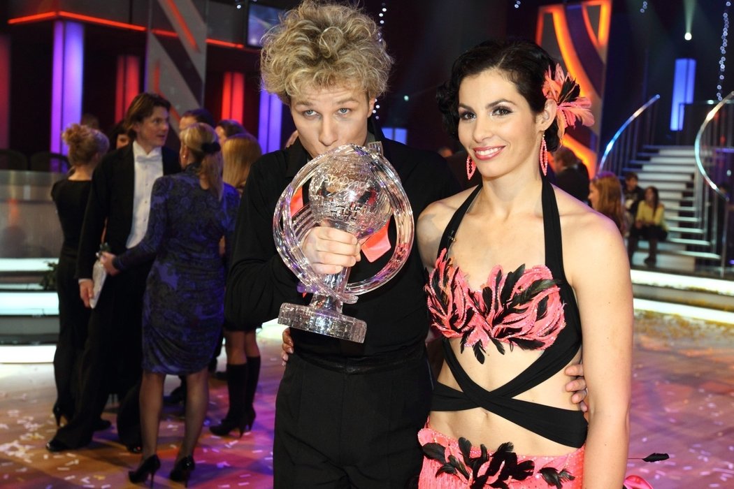 Kateřina Baďurová a Jan Onder s trofejí pro vítěze letošního ročníku Stardance aneb Když hvězdy tančí...