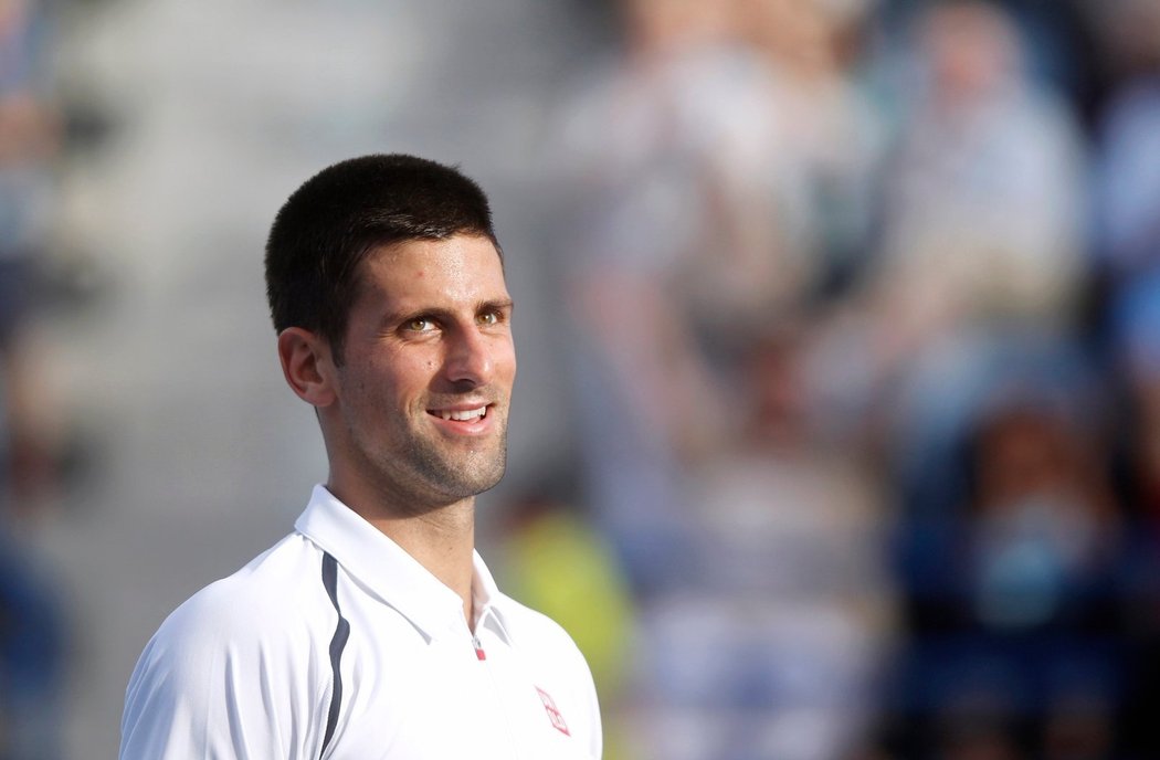 Novak Djokovič se raduje z vítězství semifinále exhibice v Abú Zábí nad Davidem Ferrerem