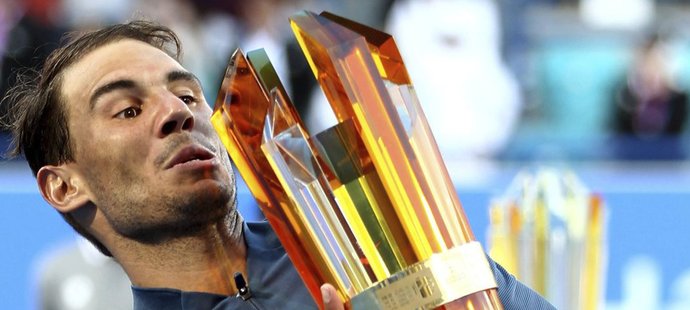 Rafael Nadal zvedá nad hlavu trofej pro vítěze exhibice v Abú Zabí