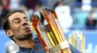 Rafael Nadal zvedá nad hlavu trofej pro vítěze exhibice v Abú Zabí