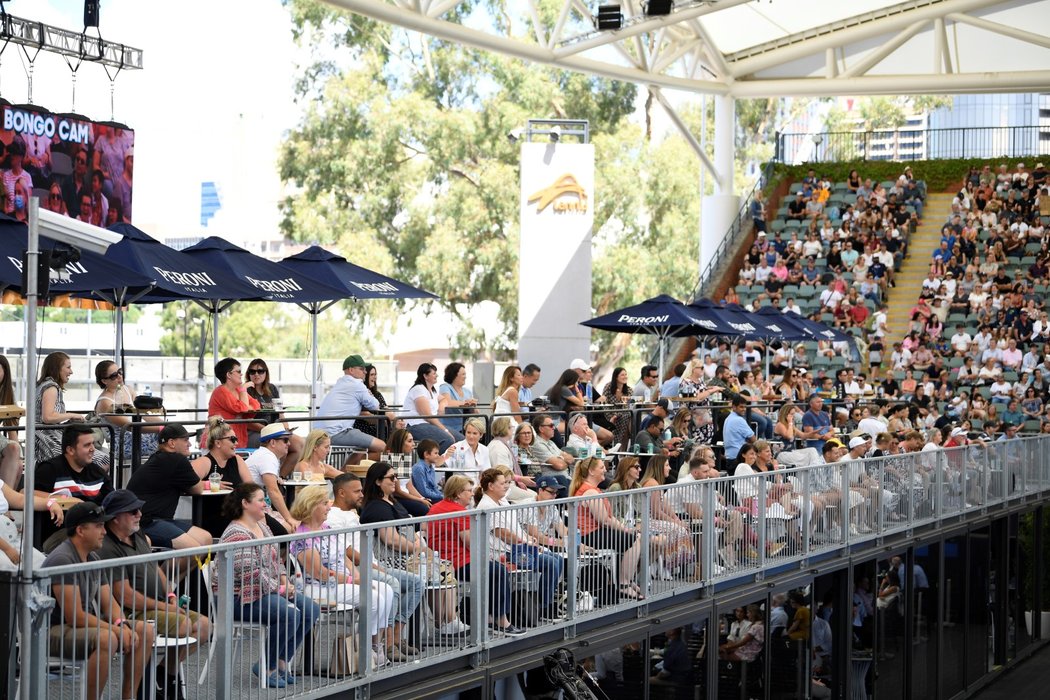 Na exhibici před Australian Open se v Adelaide sešlo čtyři tisíce fanoušků. Většinou bez roušek...