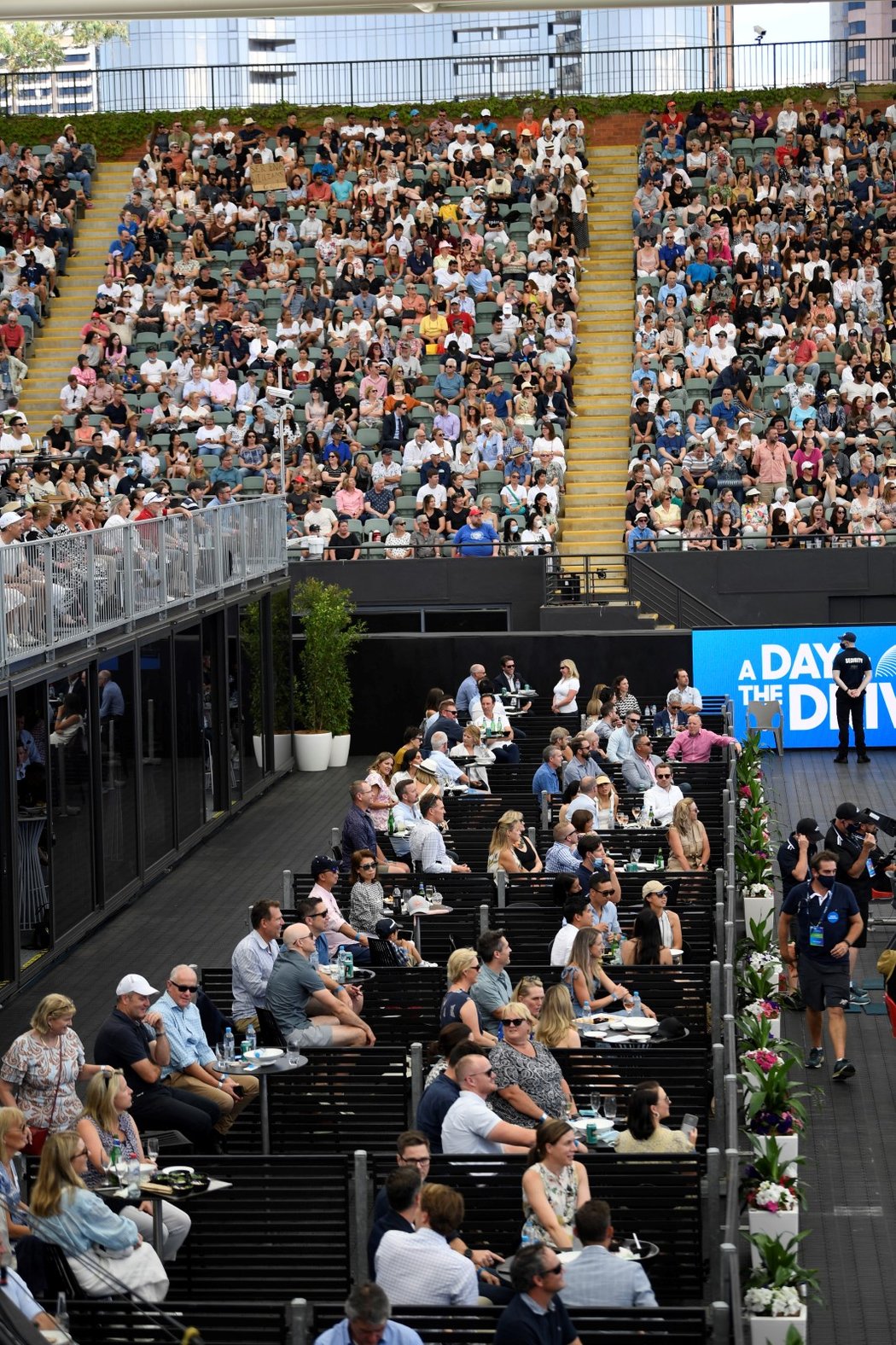 Na exhibici před Australian Open se v Adelaide sešlo čtyři tisíce fanoušků. Ve velké většině bez roušek...