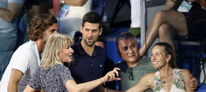 Novak Djokovič si dělá selfíčko s rodinou - zleva bratr Marko, matka Dijana, otec Srdjan a manželka Jelena