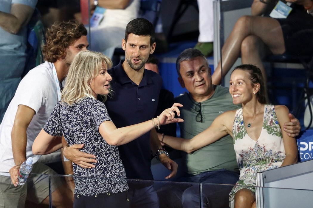 Novak Djokovič si dělá selfíčko s rodinou - zleva bratr Marko, matka Dijana, otec Srdjan a manželka Jelena