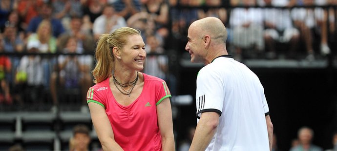 Agassi v exhibiční čtyřhře po boku manželky Steffi Grafové